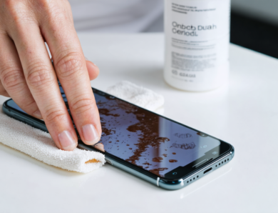 Comment nettoyer efficacement votre téléphone pour éliminer saletés et germes